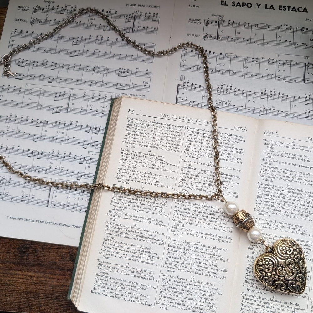 Vintage Heart Pendant Necklace with Pearls